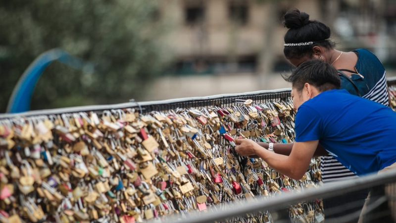 At night, they remove the padlocks of lovers from the Pont des Arts: these Parisians fight to chase away street vendors