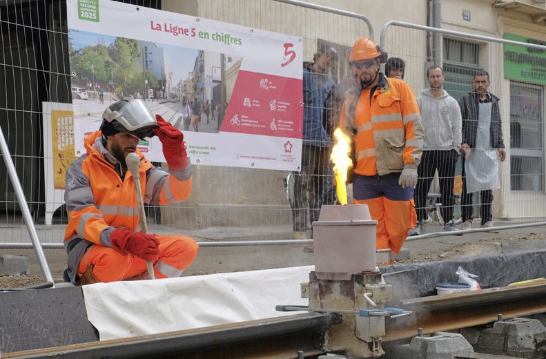 The rails of the future tram line 5 are finally appearing on Avenue Clemenceau in Montpellier