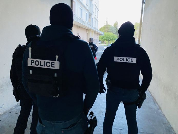 Opération de police de très grande ampleur à Nîmes au Mas de Mingue : une centaine de policiers déployés pour des arrestations