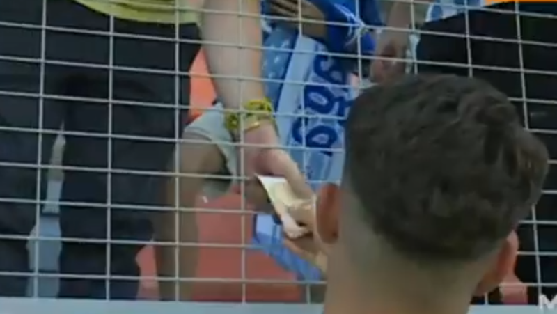 VIDEO. “I hope people will understand”: a supporter asks him for his jersey, the footballer agrees to give him for 50 euros