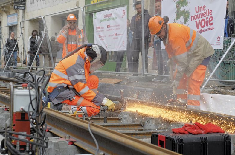 The rails of the future tram line 5 are finally appearing on Avenue Clemenceau in Montpellier