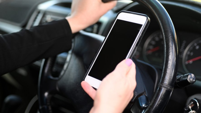 She receives a fine of 184 euros for using her phone while driving: she was not in that city that day