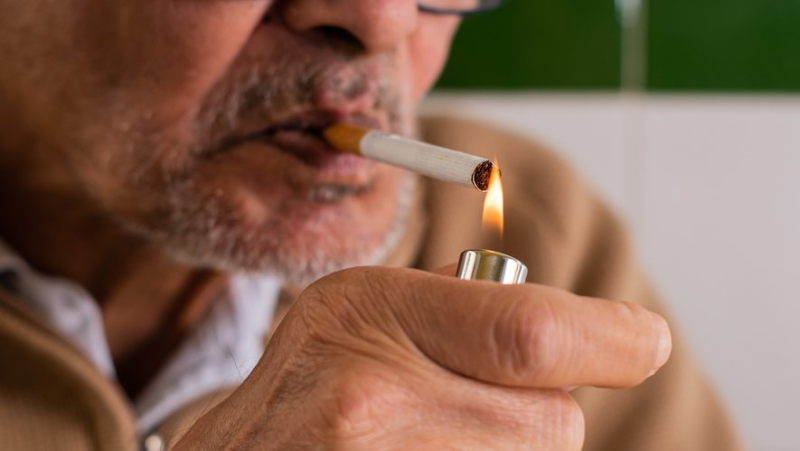 Hypertension, diabetes, depression... why older people should stop smoking ?