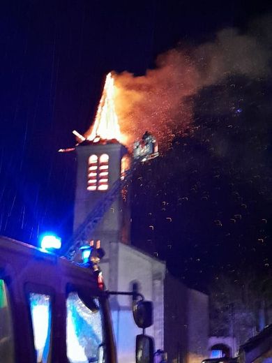 La foudre frappe le clocher de l'église et menace de faire tomber les cloches de Veyreau dans l'Aveyron