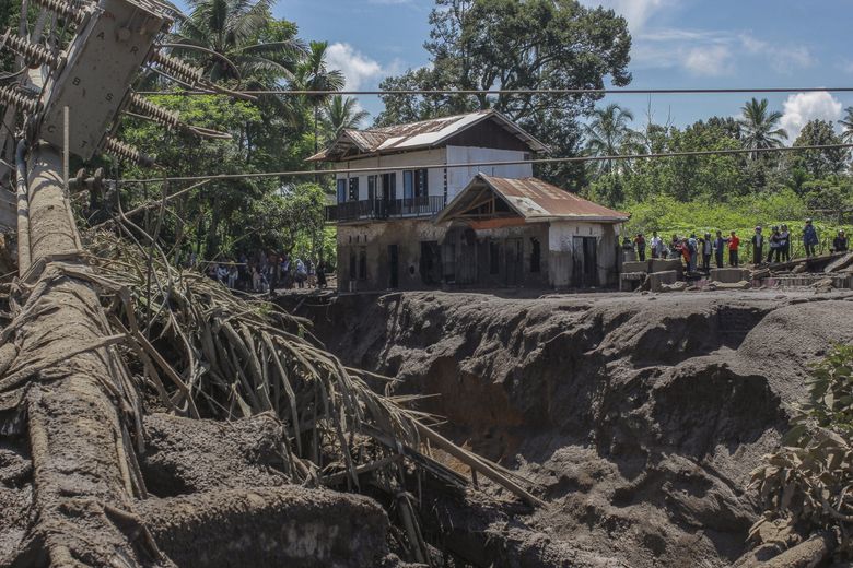 VIDEOS. What is the cold lava which caused the death of around thirty people including children in Indonesia ?