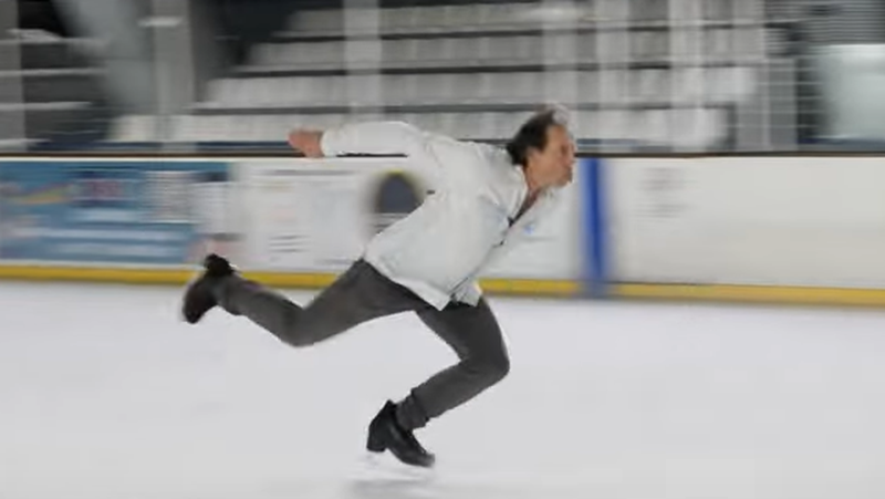 VIDEO. “Children, don’t do this at home”: with two prostheses, Philippe Candeloro achieves a real feat on the ice