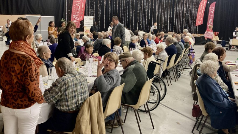 Seniors from Millau retirement homes gathered for a festive lunch in the village hall