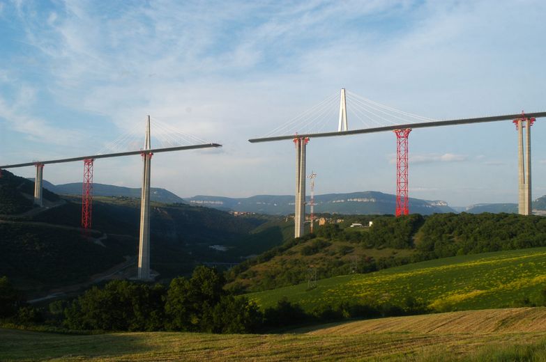 HISTORY WEEKEND. 20 years ago, the incredible meeting above the Tarn of the two parts of the deck of the Millau viaduct