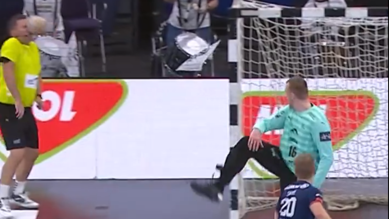 VIDEO. Kiel - MHB: on a save by goalkeeper Mrkva, the referee takes the ball in the face and knocks himself out