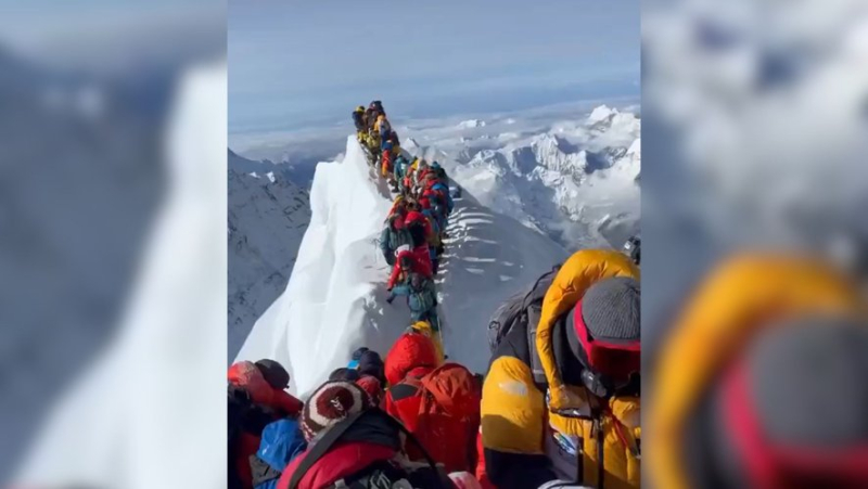 Traffic jams at the summit of Everest: a piece of cornice breaks off and causes the fall of six climbers, two still wanted