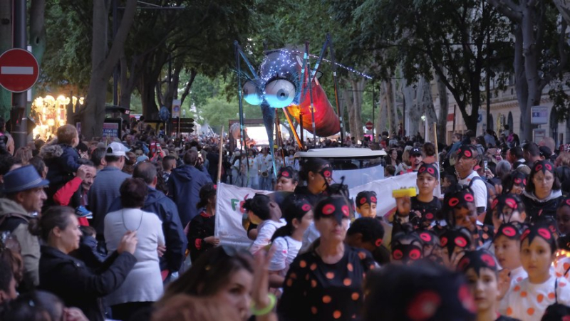 Feria de Nîmes : les boulevards noirs de monde pour la Pégoulade, cri d’amour à la Camargue