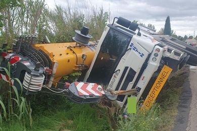 The crane truck overturns, traffic on the D158 between Loupian and Mèze completely interrupted