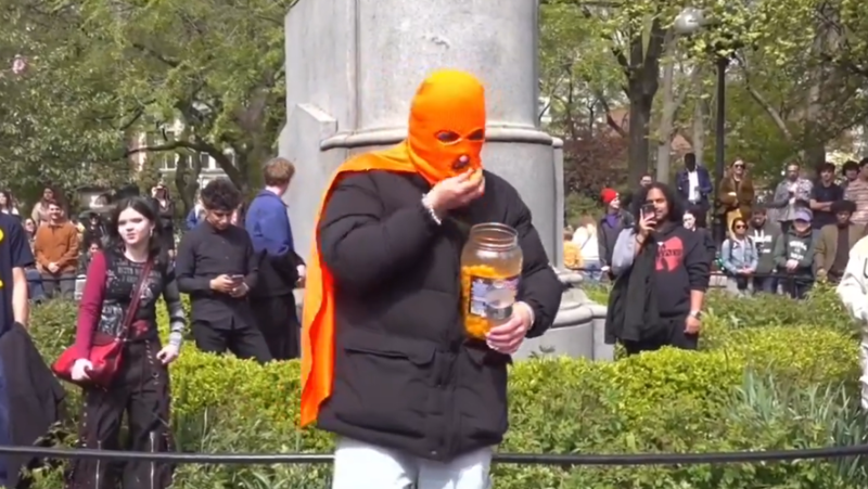 VIDEO. What is the "cheeseball man", this performance which brought together hundreds of people in New York ?