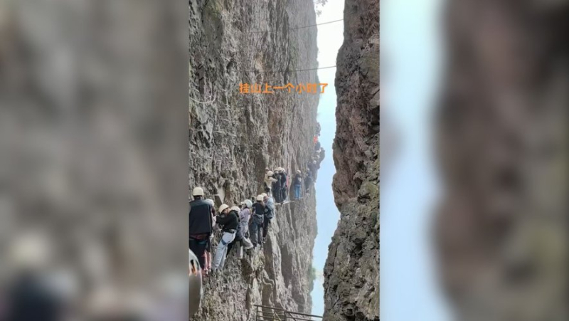 Tourists stuck for more than an hour above the void on the side of a mountain due to overtourism in China