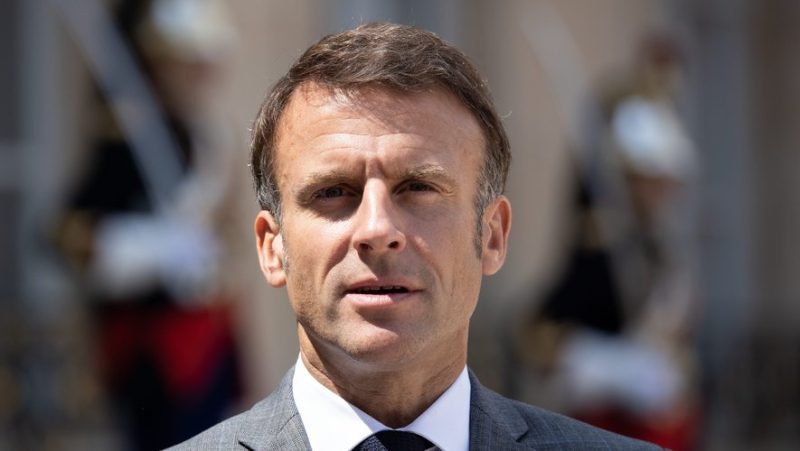 What does the “duty to visit” of fathers that Emmanuel Macron wants to establish in single-parent families consist of ?