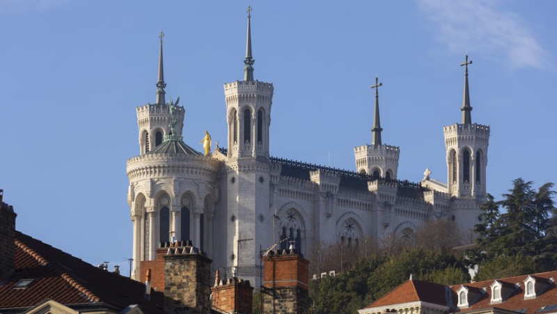 He attempted suicide, naked on a statue of the Fourvière basilica: the video posted on social networks is controversial