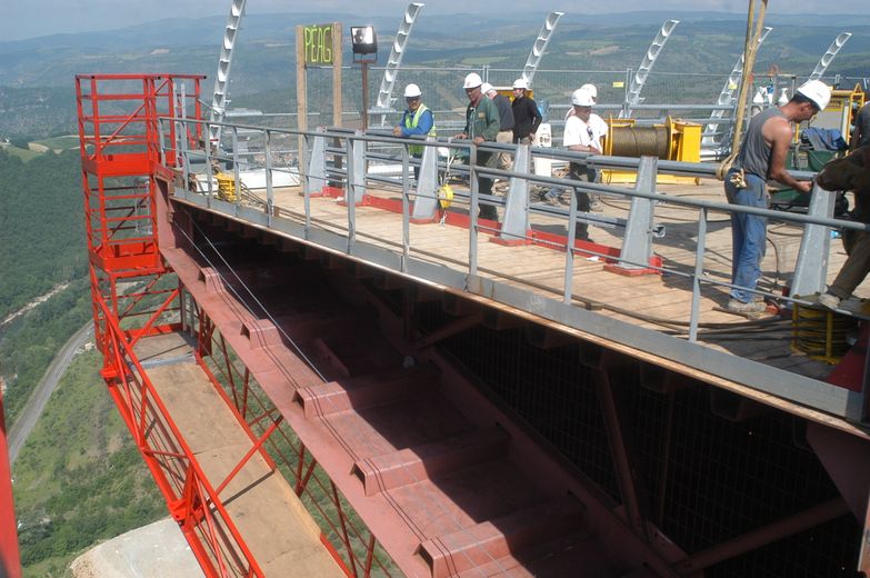 HISTORY WEEKEND. 20 years ago, the incredible meeting above the Tarn of the two parts of the deck of the Millau viaduct