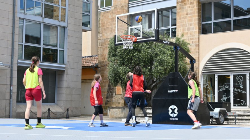 It&#39;s going to dunk on the Place des Consuls in Millau!