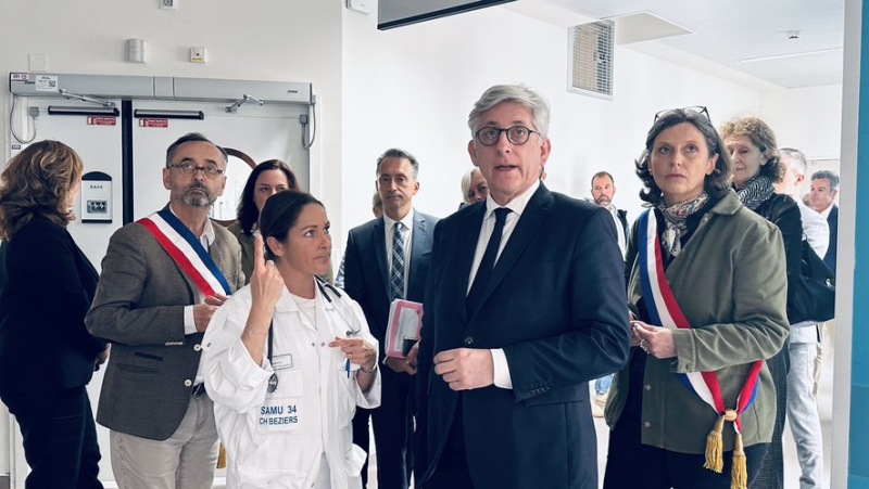 Frédéric Valletoux, the Minister for Health visiting Béziers hospital to discover the system to combat sexism