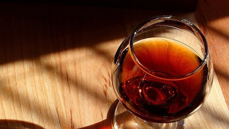Why is cognac a subject of trade tensions between Europe and China ?