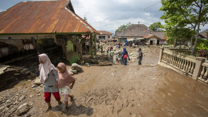 VIDEOS. What is the cold lava which caused the death of around thirty people including children in Indonesia ?