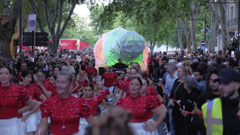 Feria de Nîmes : les boulevards noirs de monde pour la Pégoulade, cri d’amour à la Camargue