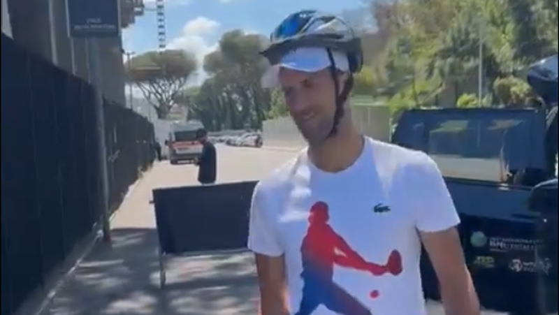 VIDEO. “Today I came prepared”, to avoid another accident, Novak Djokovic opted for a bicycle helmet