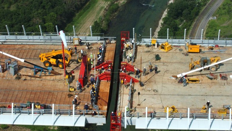 HISTORY WEEKEND. 20 years ago, the incredible meeting above the Tarn of the two parts of the deck of the Millau viaduct