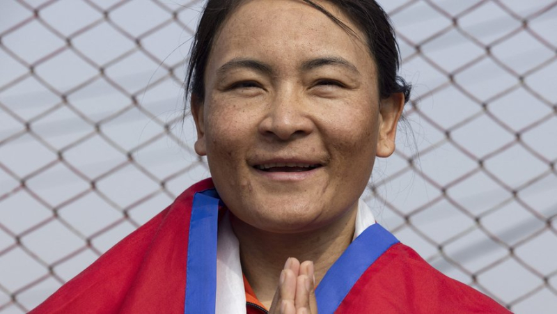 Climbing Everest: Nepalese woman breaks world record by climbing to the roof of the world in 14 hours and 31 minutes.