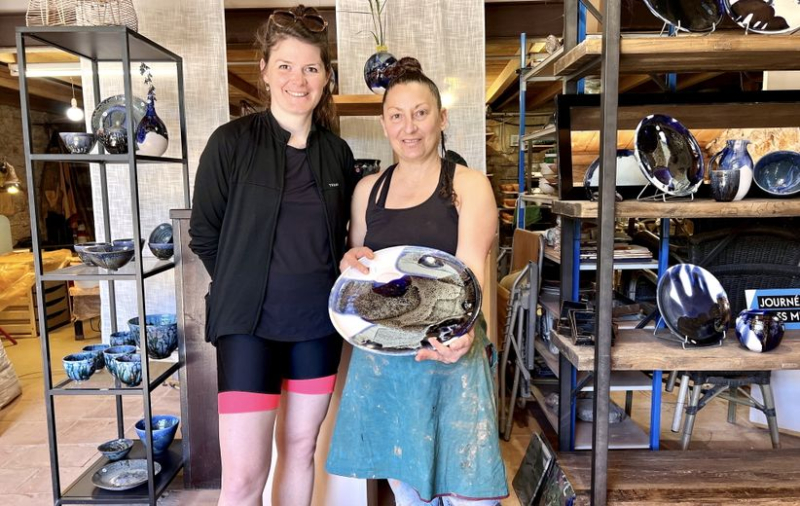 Léa and Marine are touring Occitanie by bike to promote female craftsmanship.