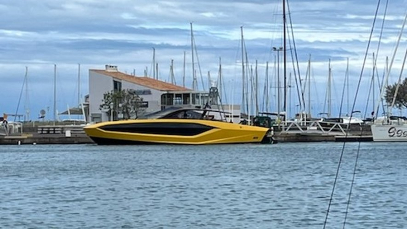 In the port of Cap d’Agde, the eye-catching stopover of a Lamborghini brand boat