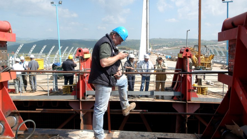 HISTORY WEEKEND. 20 years ago, the incredible meeting above the Tarn of the two parts of the deck of the Millau viaduct