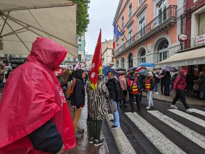 1er mai 2024 à Sète : la pluie n’a pas arrêté les manifestants, dans la rue pour la fête du Travail