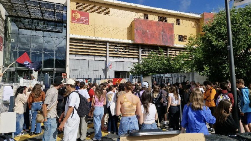 Support for Gaza: around a hundred young people demonstrate in front of the Joseph-Vallot high school, in Lodève