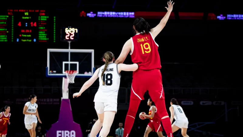 At 2.20 meters tall, this Chinese teenager impresses the basketball world