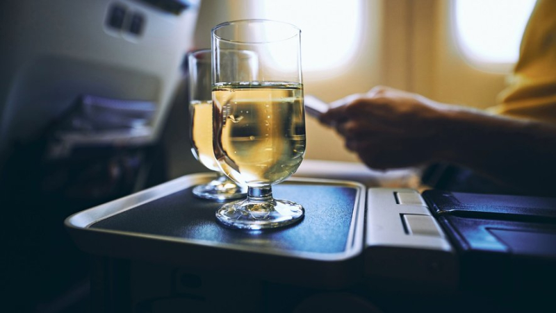 Why is it better to avoid drinking alcohol on a plane ?