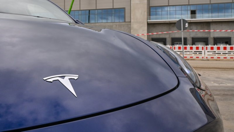 The Tesla runs out of battery without warning: a 20-month-old girl finds herself stuck inside the car