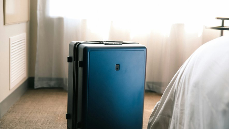The hide-and-seek game turns into a nightmare: she “forgets” her unfaithful boyfriend stuck in a suitcase for hours