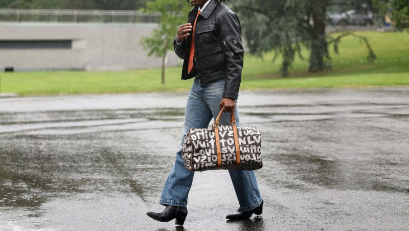 Cowboy boots, orange tie and bell bottoms: why Jules Koundé&#39;s style is debated on social networks ?