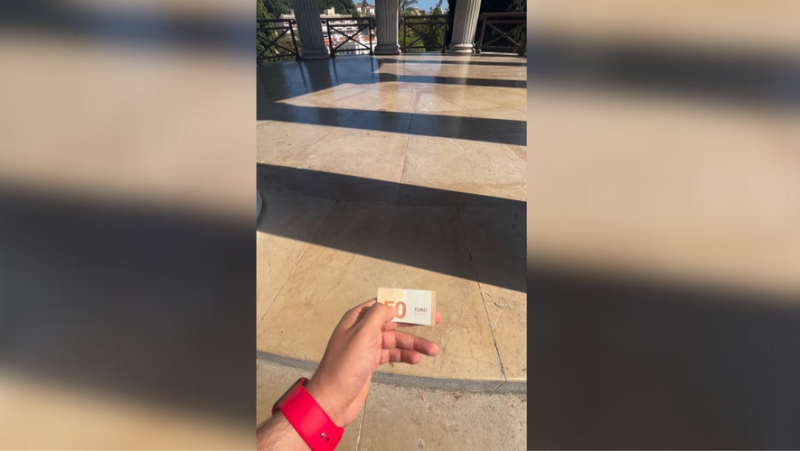 A real treasure hunt: he has fun leaving tickets in the street and letting his subscribers find them