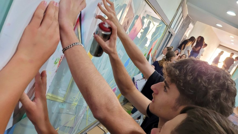 "Avant de peindre, on secoue la bombe, et on y va par à-coups" : la fresque des collégiens de Taisson investit le passage Saint-Vincent