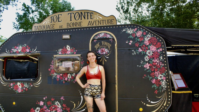 Natural Games: in his caravan, Joe Tonté tattoos festival-goers all over France