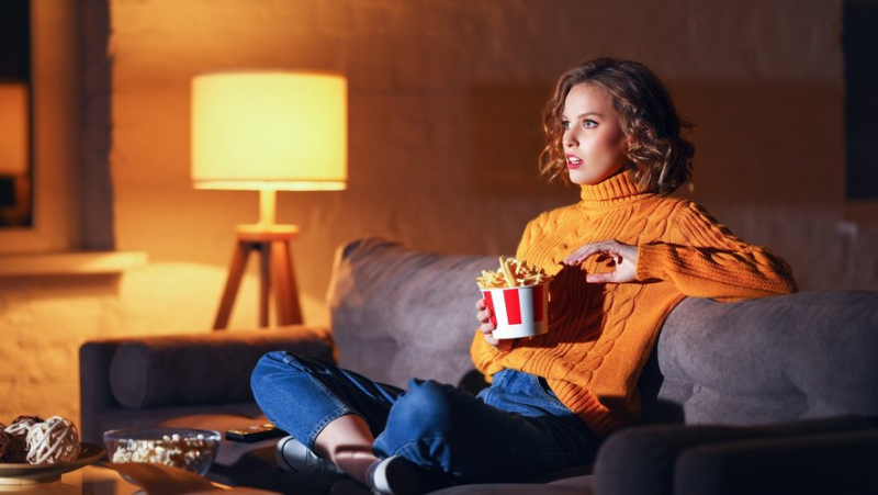 Unhealthy diet, higher calorie intake... watching TV while sitting could be particularly harmful to your health, according to a study