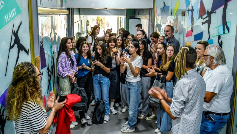 With the middle school students of Taisson, the Olympic Games take pride of place in a covered passage in the city center of Alès