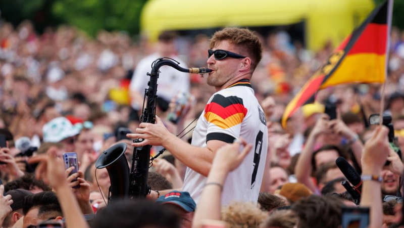 VIDEO. Euro 2024: sunglasses, vintage jersey and saxophone, who is André Schnura, the one who ignites fan zones in Germany ?