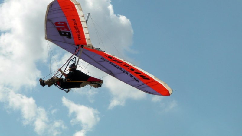 A microlight crashes in a field: the two occupants die suddenly in the crash, fifteen minutes after takeoff