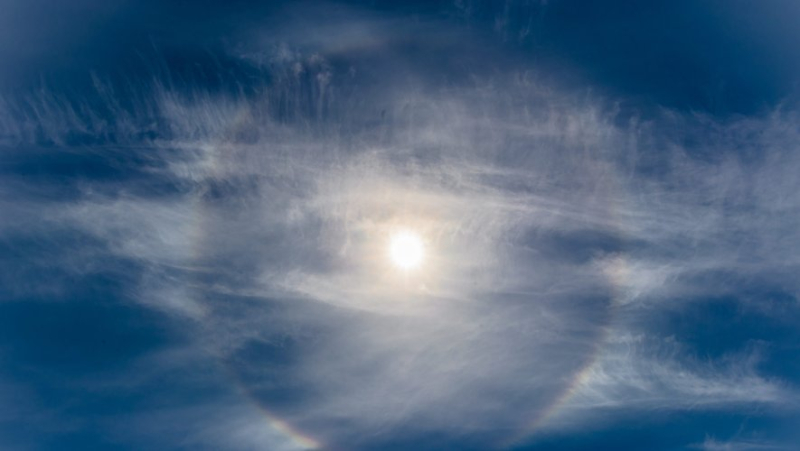 “A rainbow around the sun”: what is the solar halo, this exceptional phenomenon observed in the Alps this weekend ?