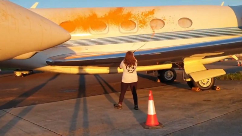 VIDÉO. Elles voulaient "repeindre" le jet privé de Taylor Swift : deux militantes écolos aspergent de peinture deux autres avions