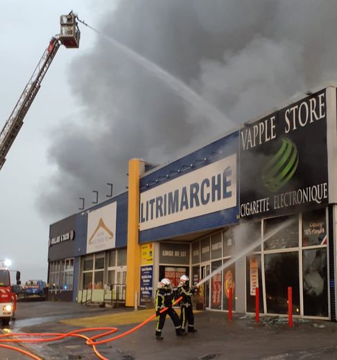 A fire in progress in several stores near the Alès ring road