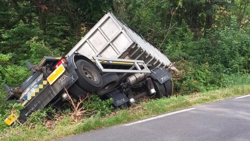A truck carrying 15 tonnes of viscera lies in the ditch on the D922, in Castanet-le-Bas
